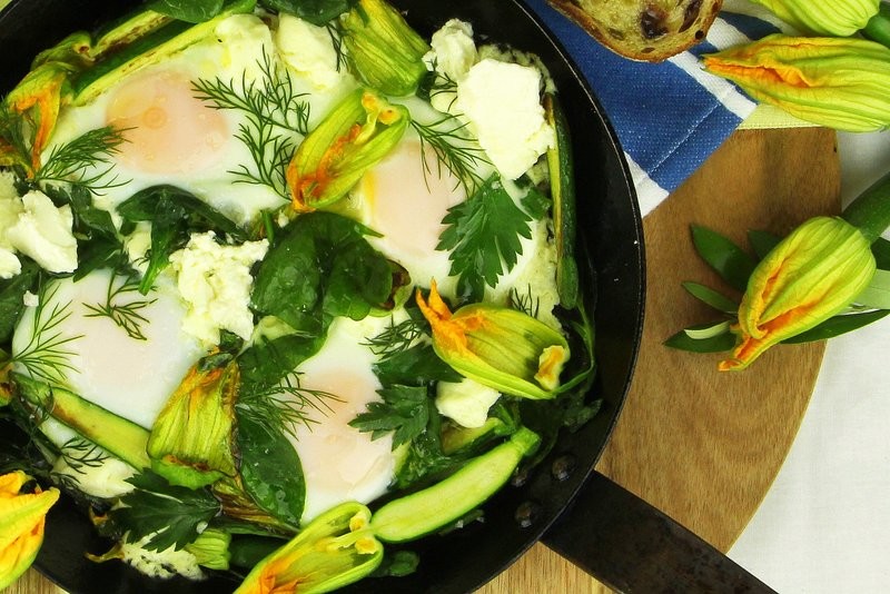 eggs with zucchini flowers